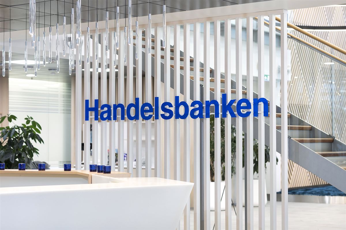 Pääkonttorin aula, jossa Handelsbanken-logo seinällä