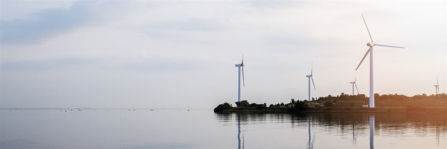 Tuulimyllyjä saaristomaisemassa