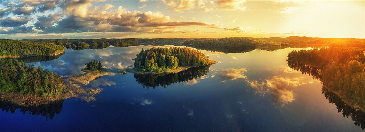 auringonlasku järvimaisemassa