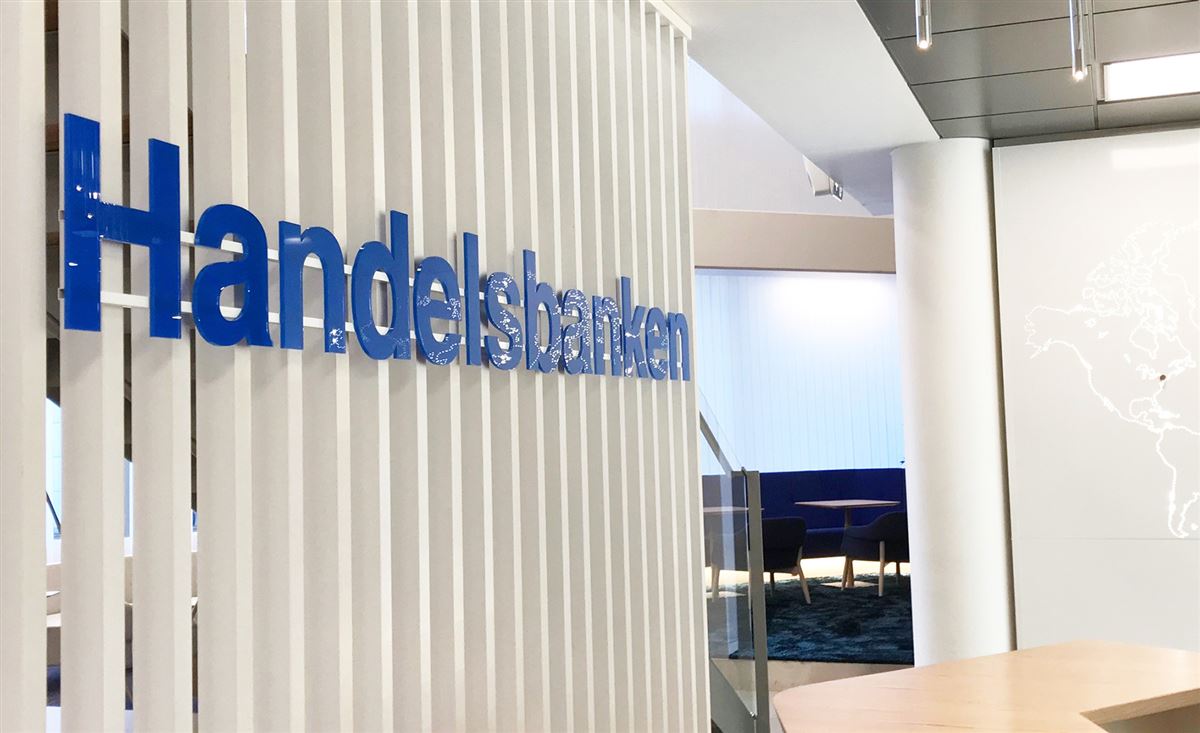 Handelsbankenin logo pääkonttorin aulassa.