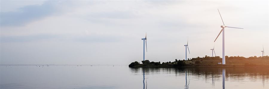 Vindkraftspark i ett skärgårdslandskap.