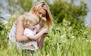 Mor och dotter på sommaräng