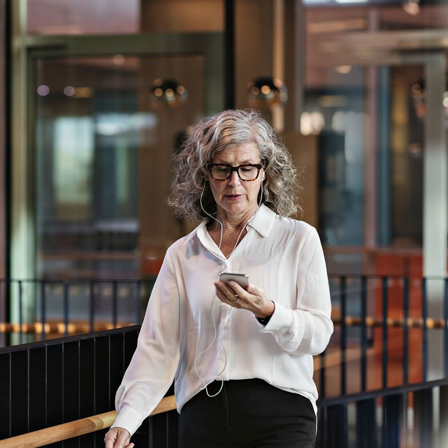 kvinna med mobiltelefon