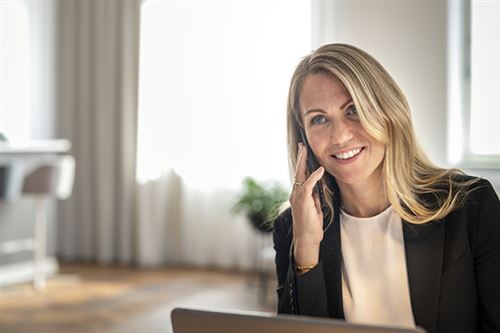 En kvinna pratar i telefon