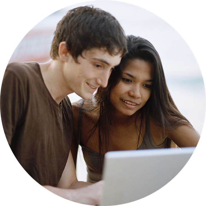 En ung man och kvinna studerar något på datorn.