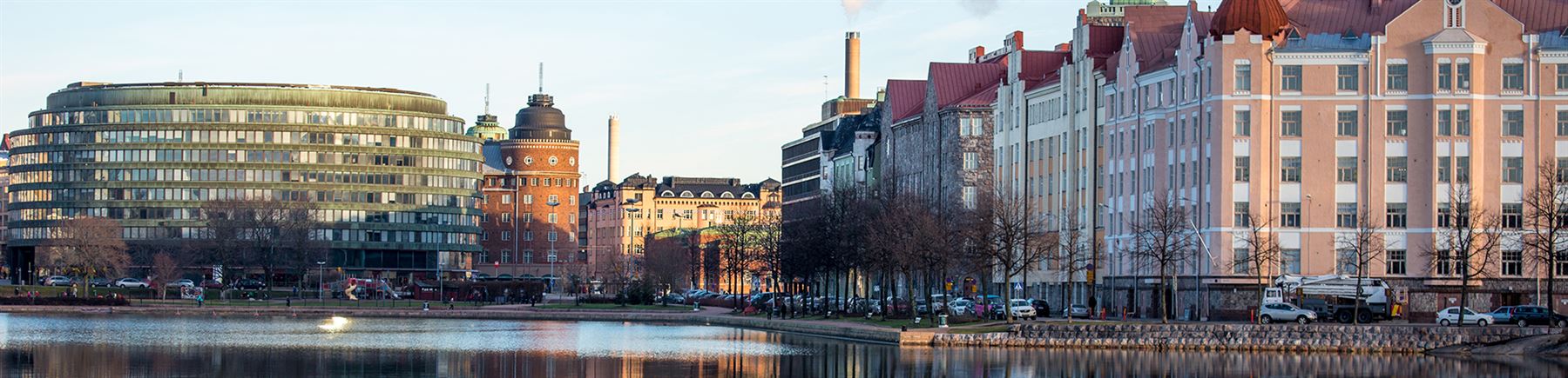 Byggnader i Hakaniemi strand fotograferad från havet.