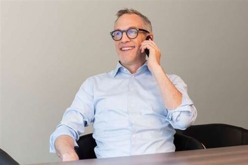 Man pratar i telefon i ett konferensrum