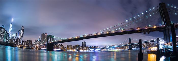 Manhattan Bridge i siluett.