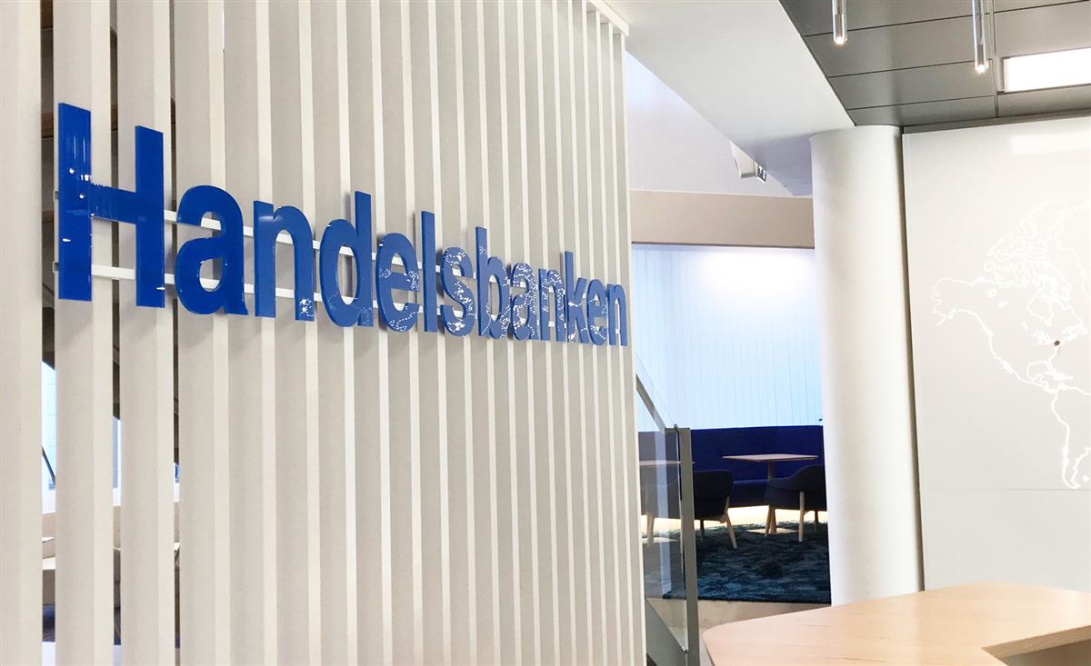 Handelsbankens logo på väggen i huvudkontorets aula.